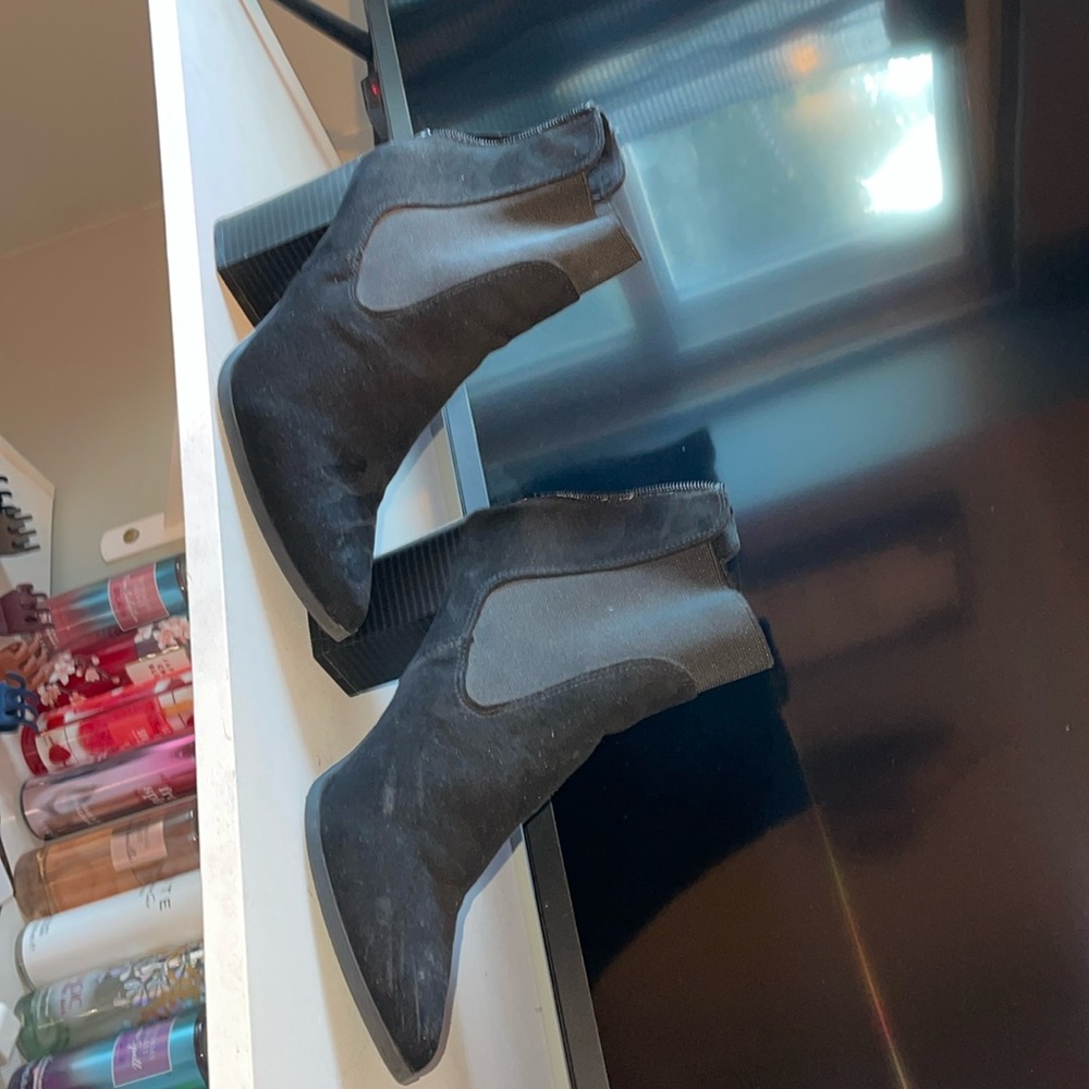 Women’s high heel black attention booties! No tags